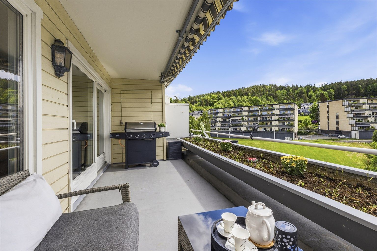 Terrassen har utebelysning og markise. Utvendig bod på 2 m²