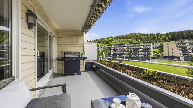 Terrassen har utebelysning og markise. Utvendig bod på 2 m²