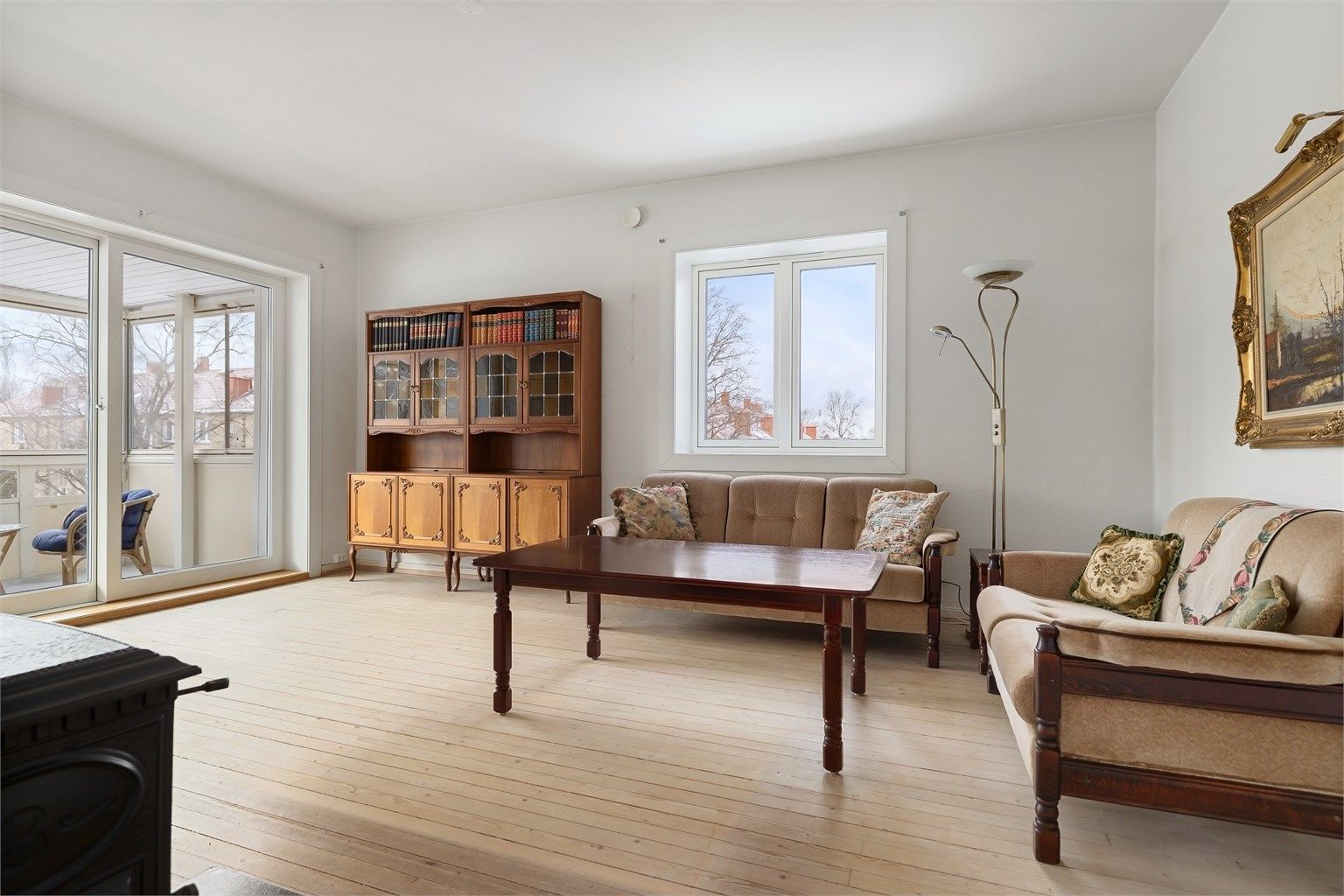 Leiligheten har en god intern beliggenhet i blokka; topp- og endeplassering, noe som gir ekstra gode sol- og lysforhold.