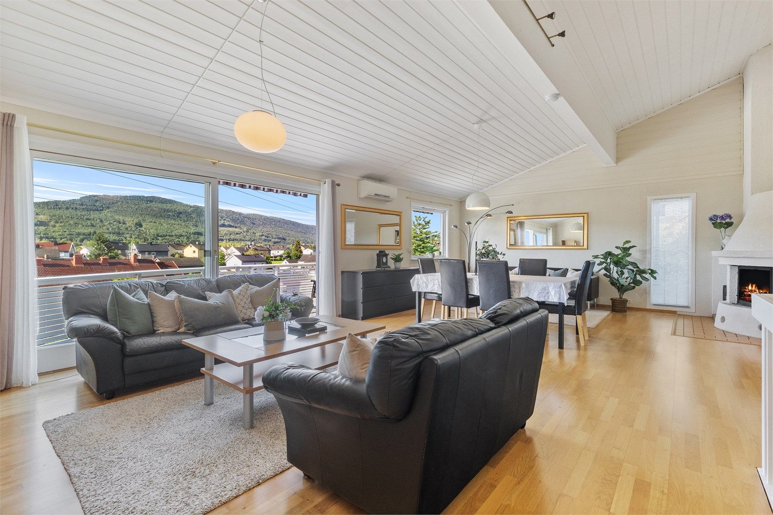 Rommet har høy takhøyde (opptil 4,16 m). Godt lys i stuen og utgang til stor terrasse med flott utsikt.