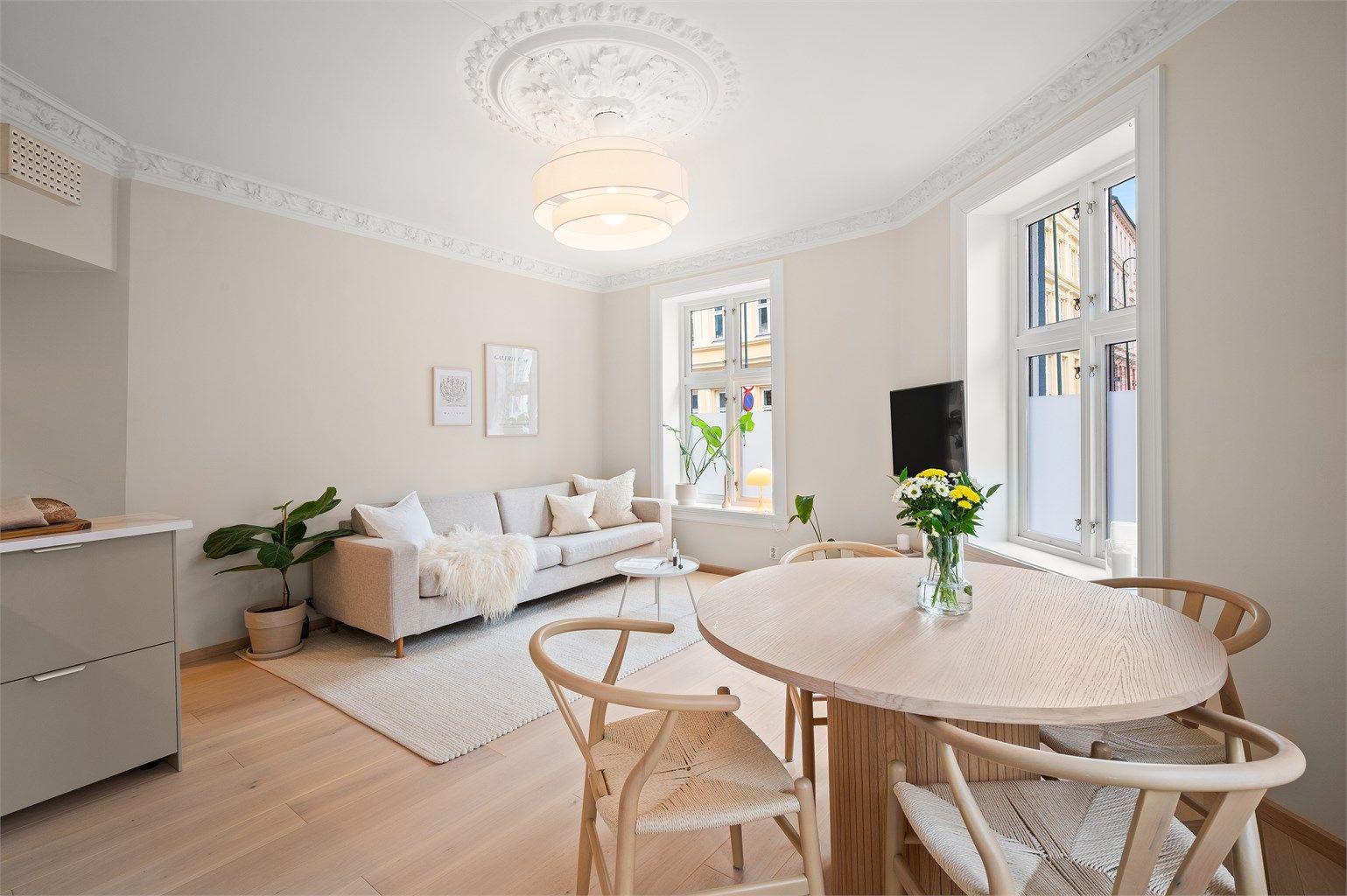 Dette er en delikat 4-roms hjørneleilighet med sentral og attraktiv beliggenhet i Gamlebyen.