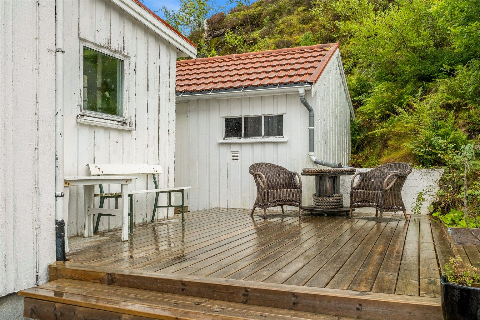 Skjermet terrasse med plass til utemøbler – et hyggelig uteområde for rolige stunder i naturskjønne omgivelser.