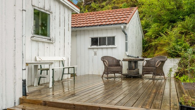 Skjermet terrasse med plass til utemøbler – et hyggelig uteområde for rolige stunder i naturskjønne omgivelser.