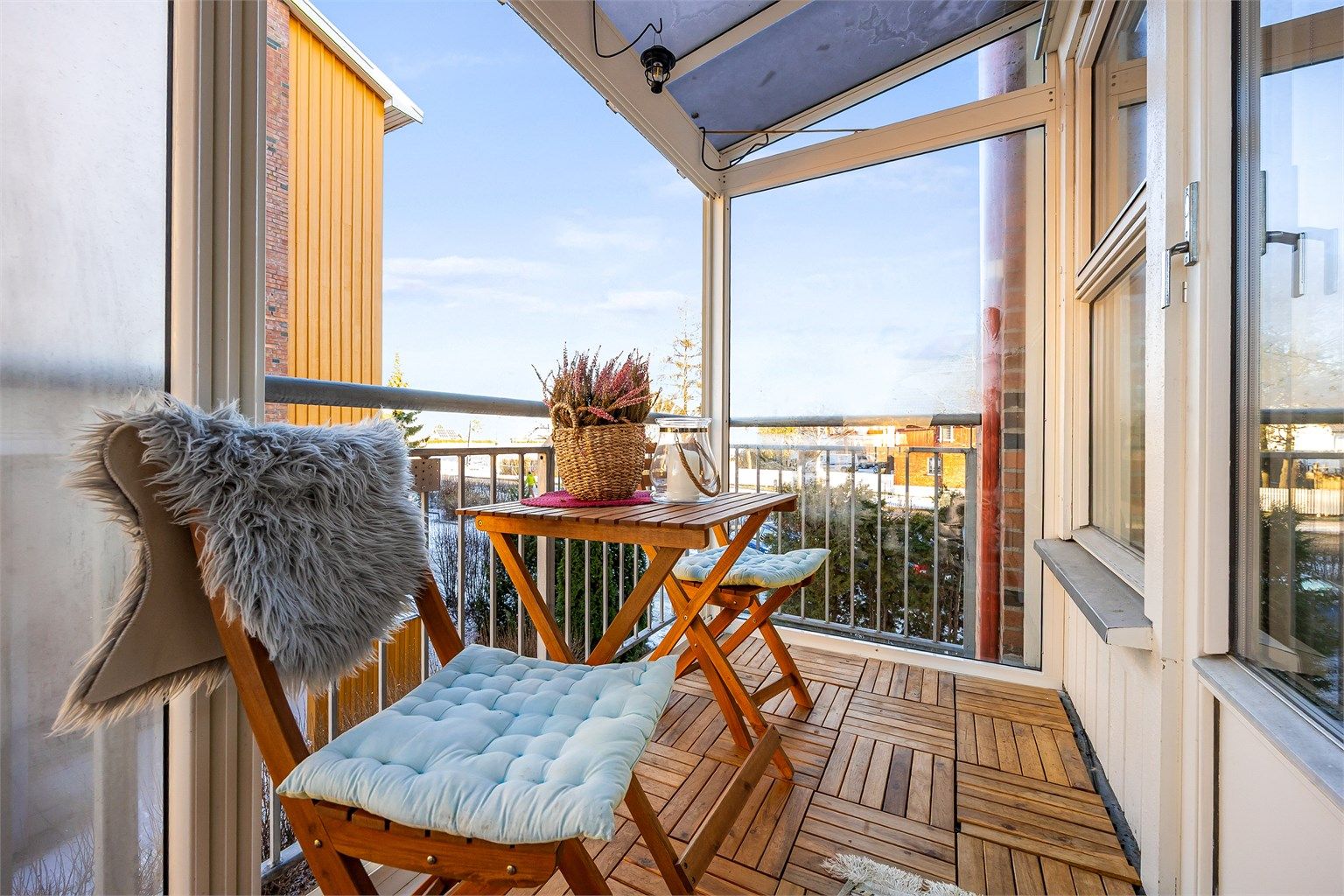 Balkongen med plass til en hyggelig sittegruppe.
