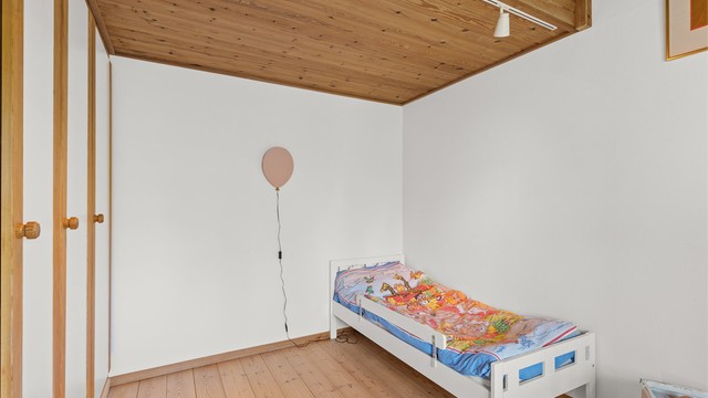 Det ene soverommet i andre etasje har plassbygd garderobeskap.