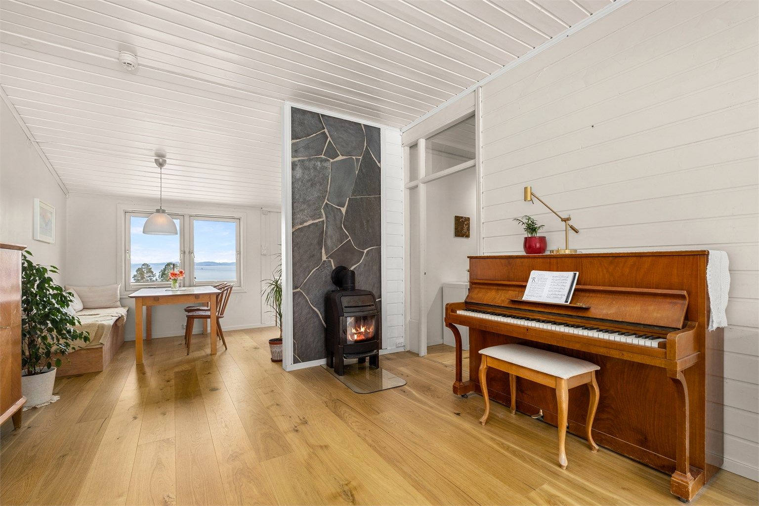 Leiligheten er oppvarmet med peisovn på stue, elektrisitet og varmekabler på bad. 