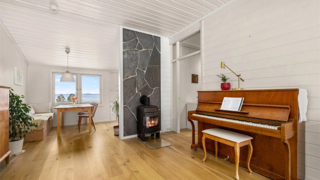 Leiligheten er oppvarmet med peisovn på stue, elektrisitet og varmekabler på bad.