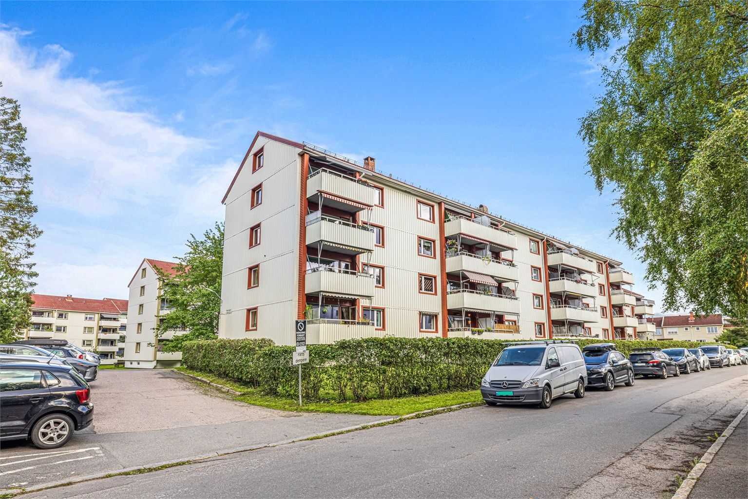 Bølerskogen ligger svært rolig til i et meget barnevennlig og trygt boligområde på toppen av Bøler, rett ved inngangen til marka. 