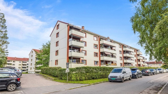 Bølerskogen ligger svært rolig til i et meget barnevennlig og trygt boligområde på toppen av Bøler, rett ved inngangen til marka.