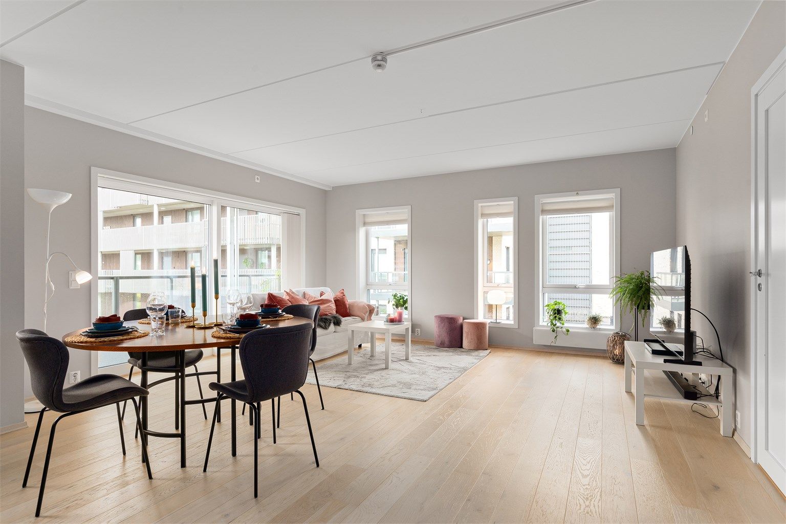 Lys og pen stue med utgang til balkong 