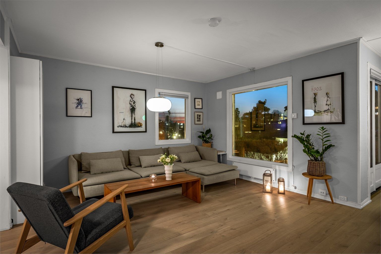 Stuen på kveldstid, et lunt og hyggelig samlingspunkt.