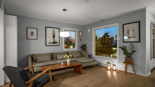 Stuen på kveldstid, et lunt og hyggelig samlingspunkt.