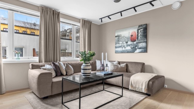 Leiligheten er pusset opp i 2022 med blant annet nye gulv og malte veggger/himling.