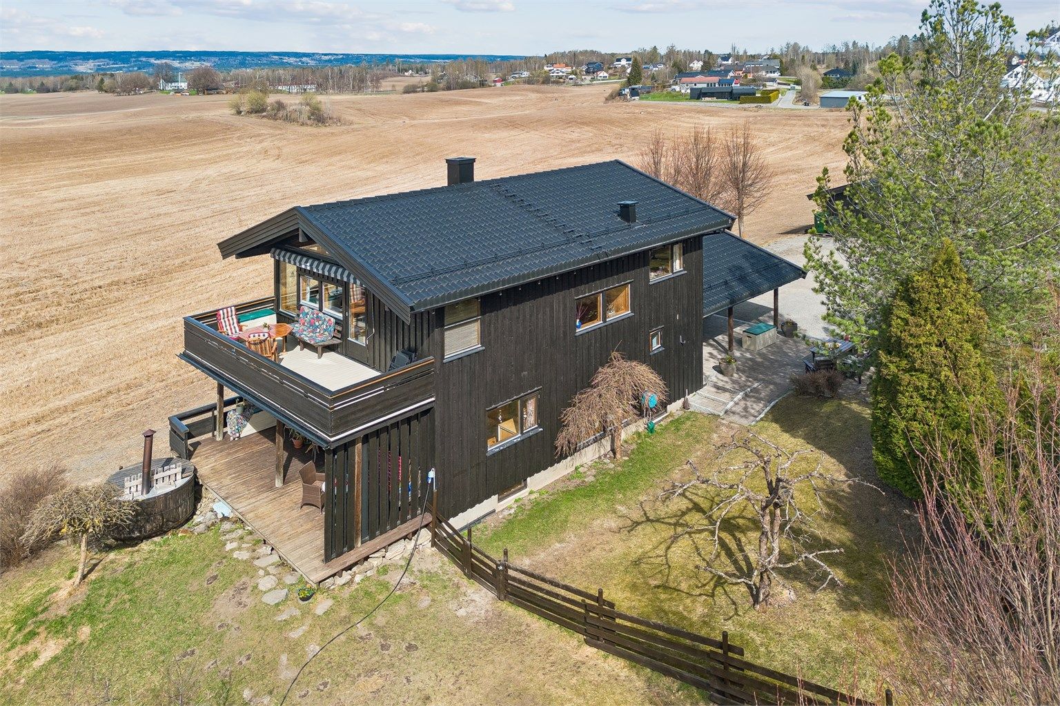 Velkommen til Solevegen 90 - Flott eiendom med solrik og idyllisk beliggenhet!