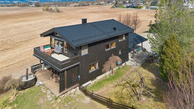 Velkommen til Solevegen 90 - Flott eiendom med solrik og idyllisk beliggenhet!