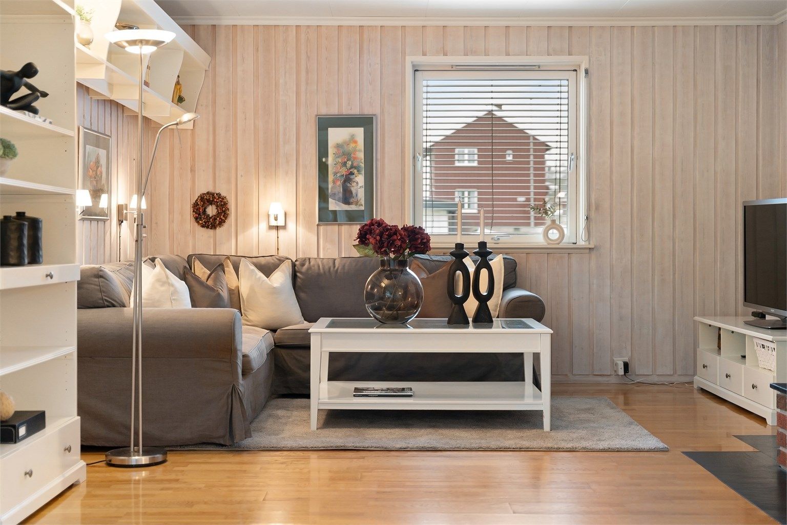 En hyggelig krok for avslapning. Vinduene i stuen er fra 2017 og byggeår.