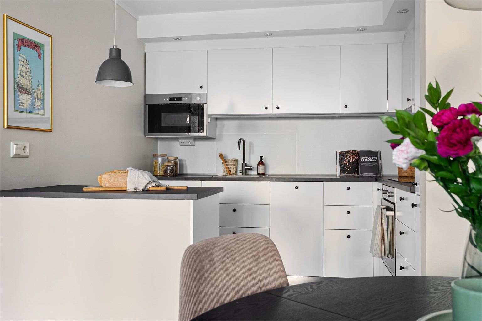 Ved kjøkkenet er det en hyggelig spiseplass som danner et naturlig samlingspunkt, både i hverdagen og med gjester. 