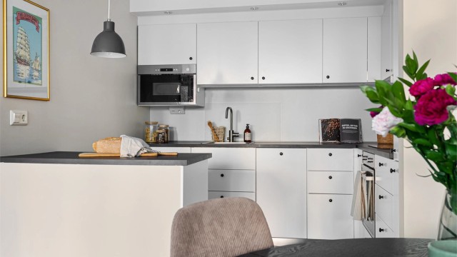 Ved kjøkkenet er det en hyggelig spiseplass som danner et naturlig samlingspunkt, både i hverdagen og med gjester.