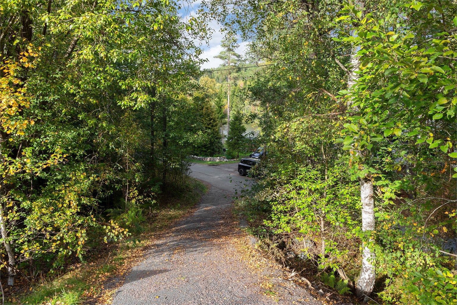 Gangvei opp til busstopp fra eiendommen