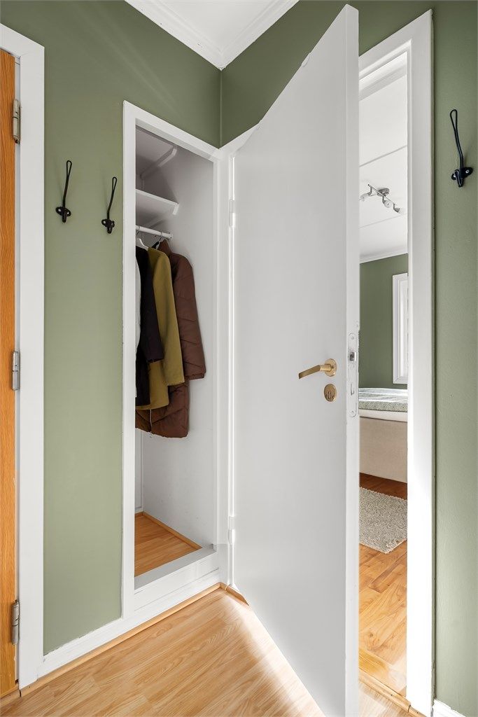 Praktisk, integrert skap i entreen gir god plass til oppbevaring av yttertøy.