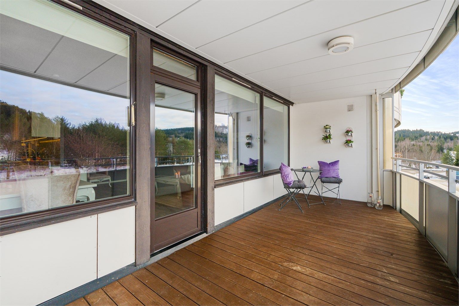 Fra stuen har man direkte utgang til en romslig og overbygd balkong med god plass til ønsket utemøblement, fin utsikt mot omkringliggende skog og åser samt lite innsyn. Balkongen vil på sommerstid oppleves som en fin forlengelse av stuen. 