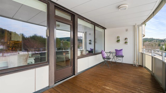 Fra stuen har man direkte utgang til en romslig og overbygd balkong med god plass til ønsket utemøblement, fin utsikt mot omkringliggende skog og åser samt lite innsyn. Balkongen vil på sommerstid oppleves som en fin forlengelse av stuen.
