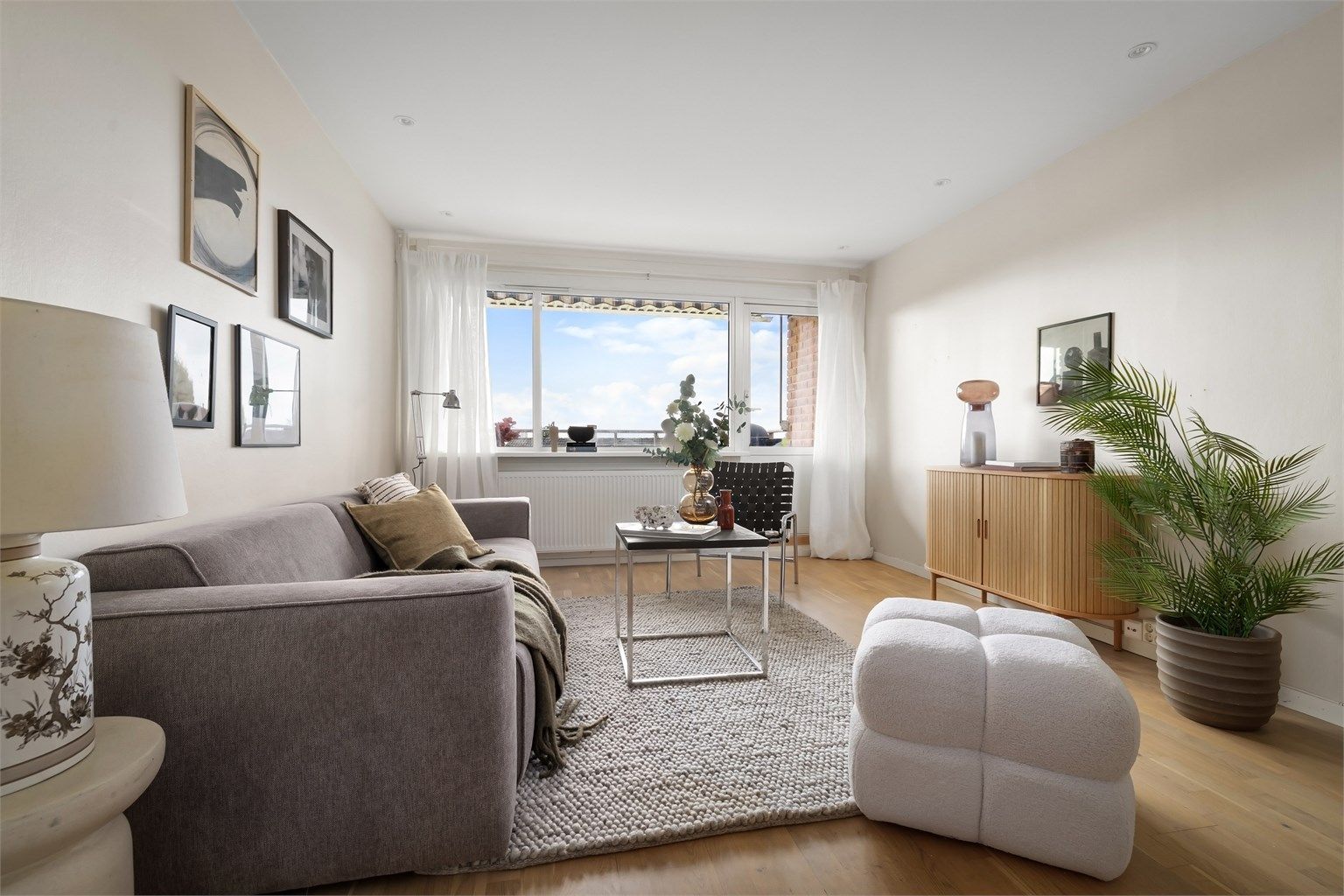 Boligen er beliggende i et rolig, barnevennlig og meget idyllisk boligområde på Bjerke med flotte Bjerkedalen Park som nærmeste nabo.