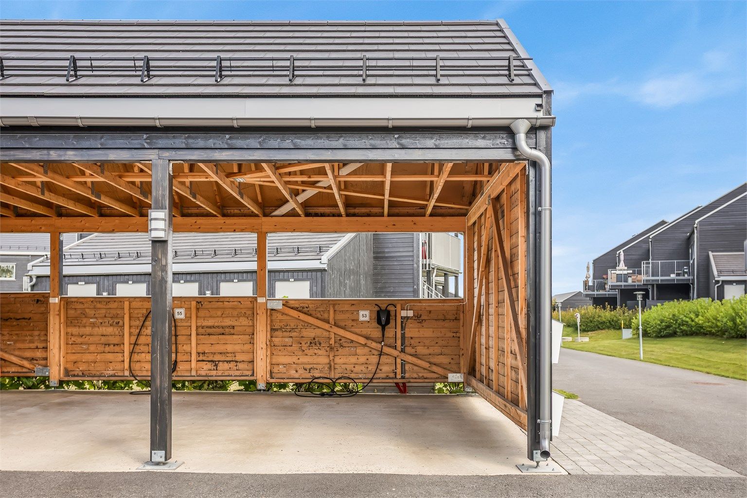Fast parkeringsplass (nr. 53) på enden i carport med elbillader.
