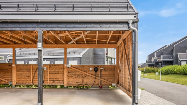 Fast parkeringsplass (nr. 53) på enden i carport med elbillader.