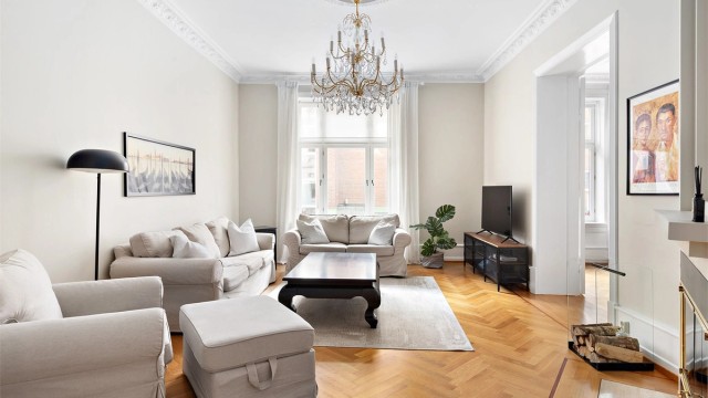 Velkommen til Professor Dahls gate! En meget pen leilighet med god blanding av klassiske og moderne detaljer som går igjen gjennom hele leiligheten.