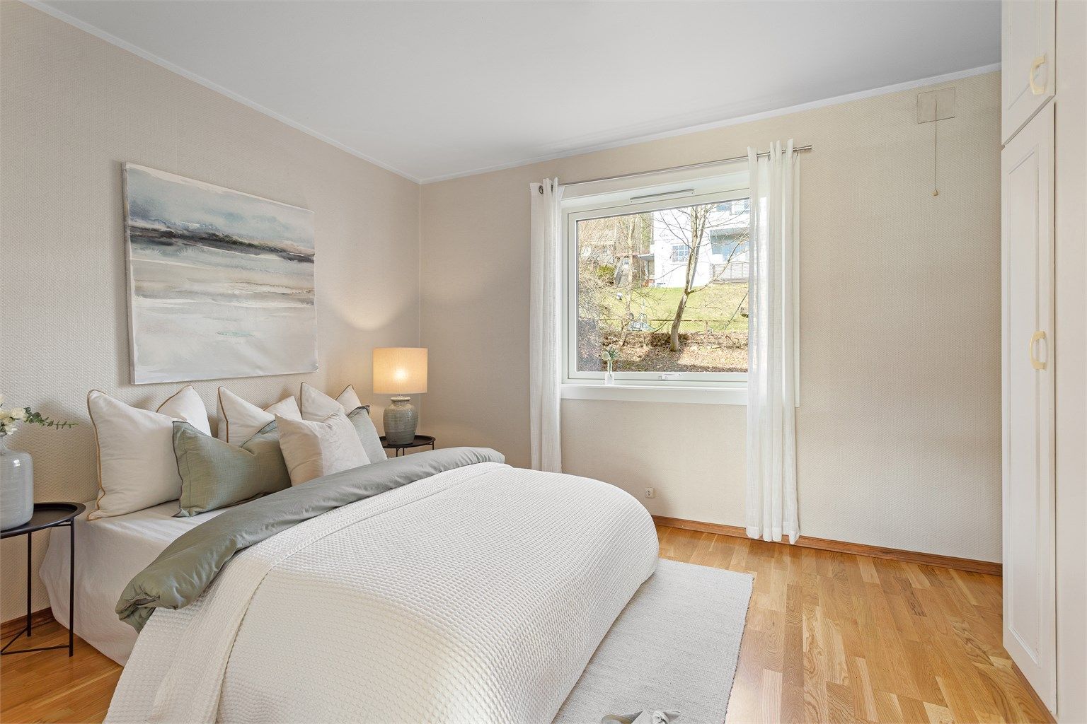 Soverom 1 med garderobeskap