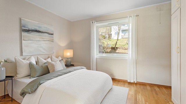 Soverom 1 med garderobeskap