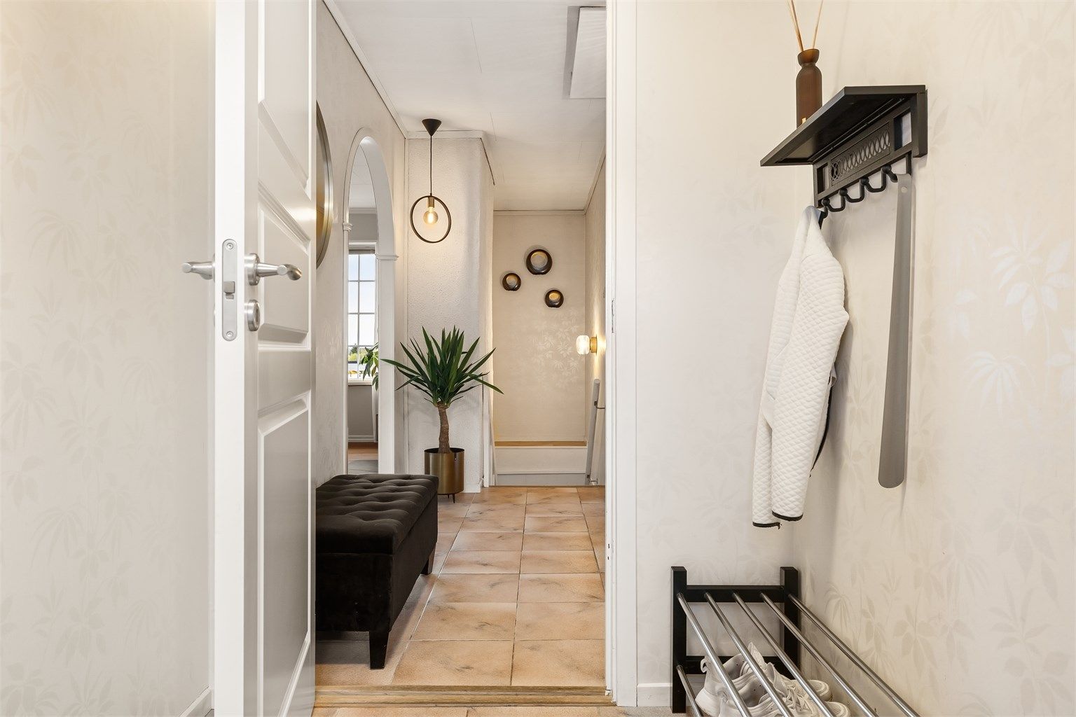 Entré i 1 etasje med fliser på gulv.