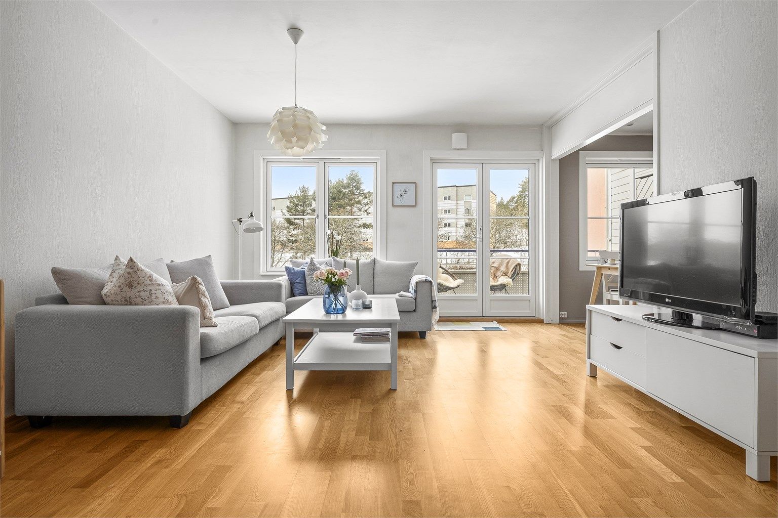 Den to-fløyede balkongdøren, også fra 2019, åpner opp rommet og gir rikelig med lys.