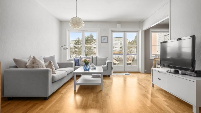 Den to-fløyede balkongdøren, også fra 2019, åpner opp rommet og gir rikelig med lys.