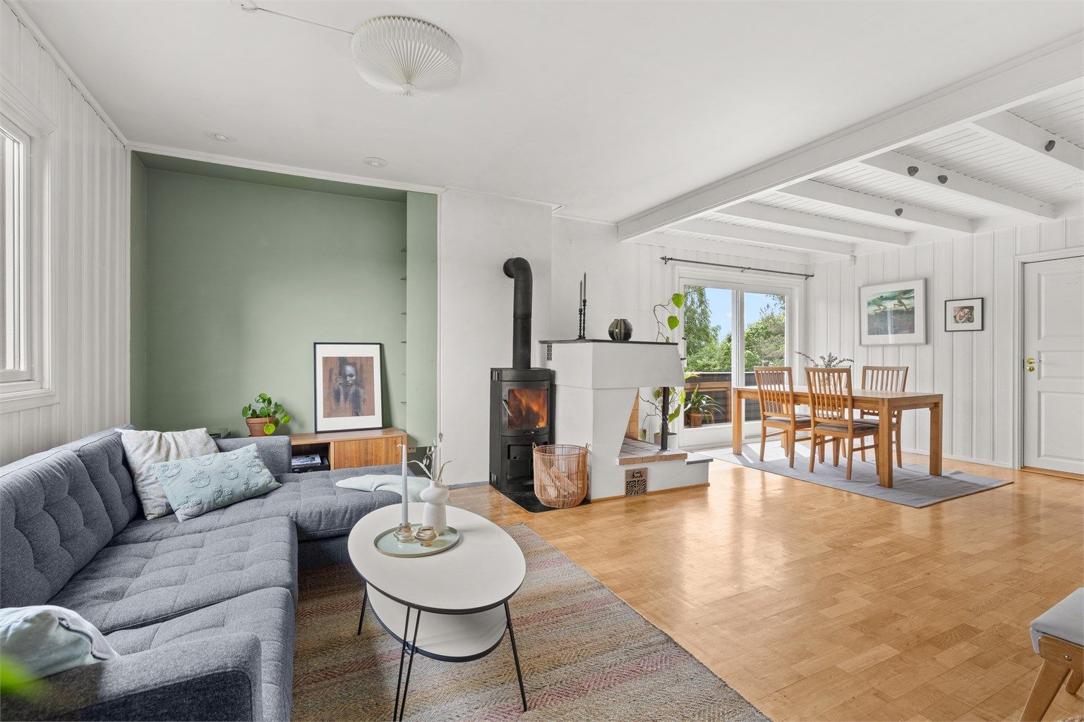 Den kombinerte stuen og spisestuen er romslig og innbydende.