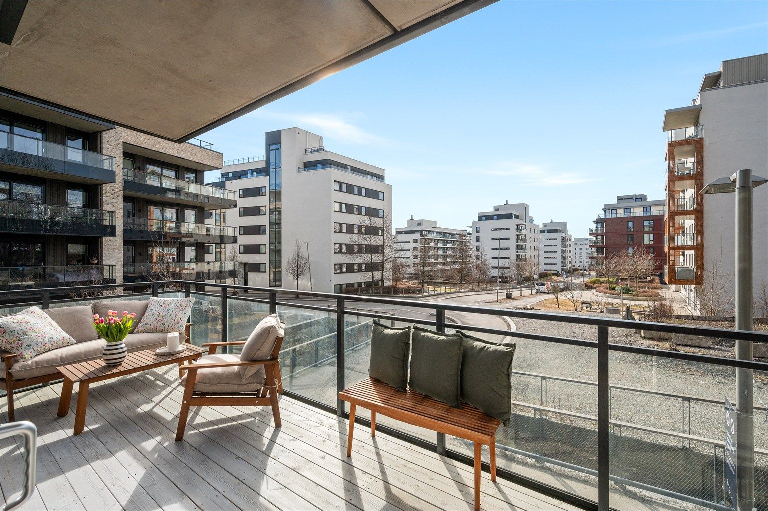 I en høy 1. etasje ligger denne strøkne selveierleiligheten fra 2022, med god avstand til omgivelsene og en åpen utsikt. Her får du store, luftige uteområder. 