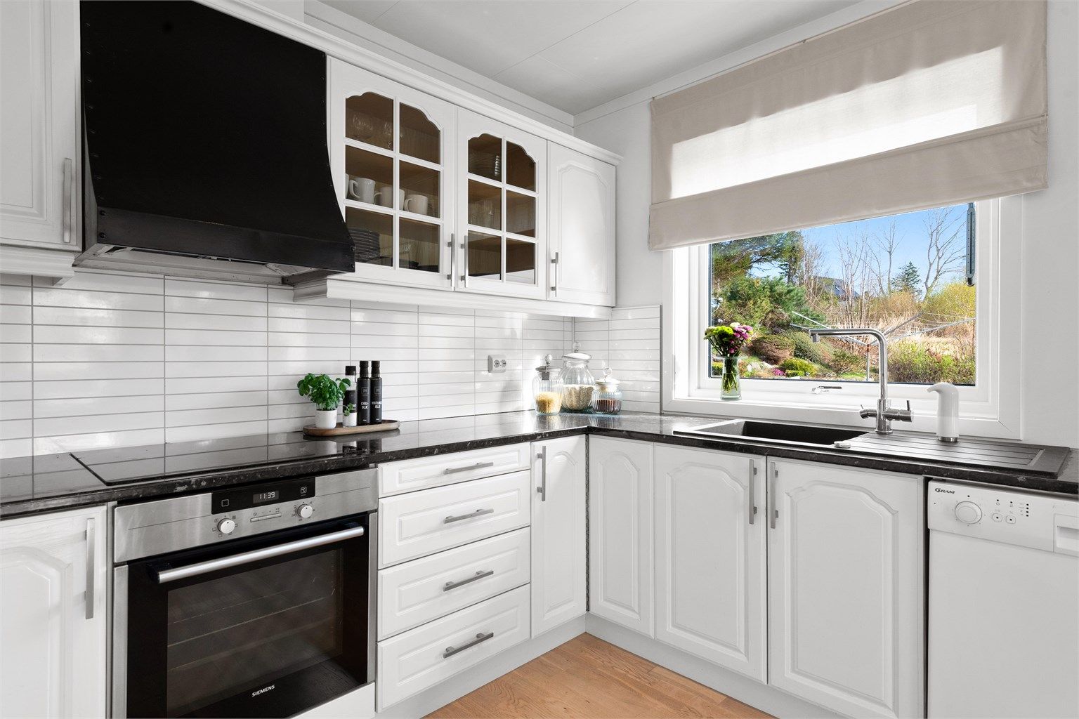 Kjøkkeninnredning fra Sigdal med laminat benkeplate, induksjonstopp og stekeovn