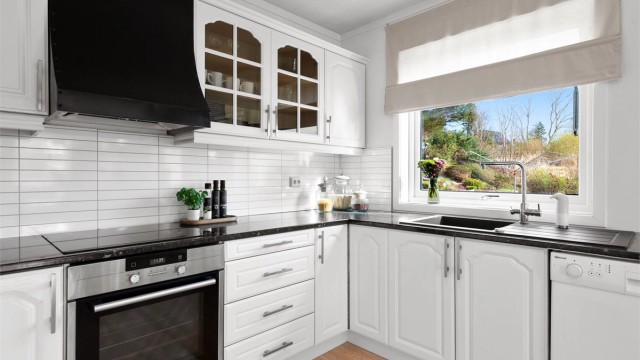 Kjøkkeninnredning fra Sigdal med laminat benkeplate, induksjonstopp og stekeovn