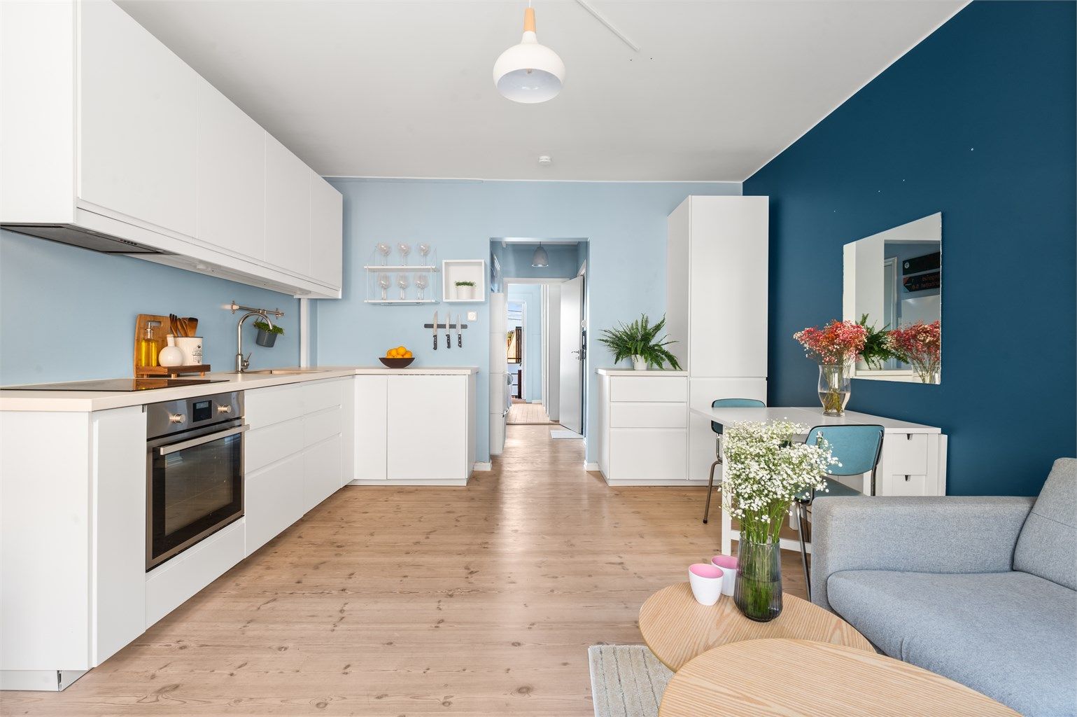 Boligen har en god og gjennomgående planløsning med rikelig av naturlig lys og gode oppbevaringsløsninger, samt en flott balkong mot en rolig bakgård.