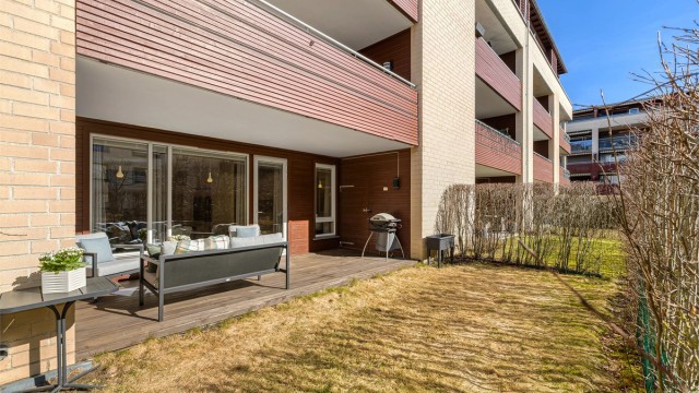 Velkommen til Søster Mathildes gate 11. En stor og tiltalende leilighet med usjenert og solrik uteplass.