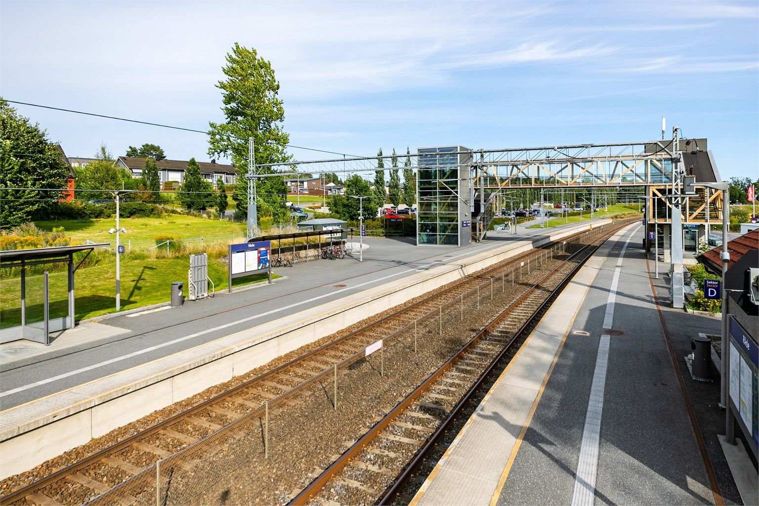 Med tog kan du være fremme i hovedstaden på under 50 minutter. Til stasjonen er det gangavstand.