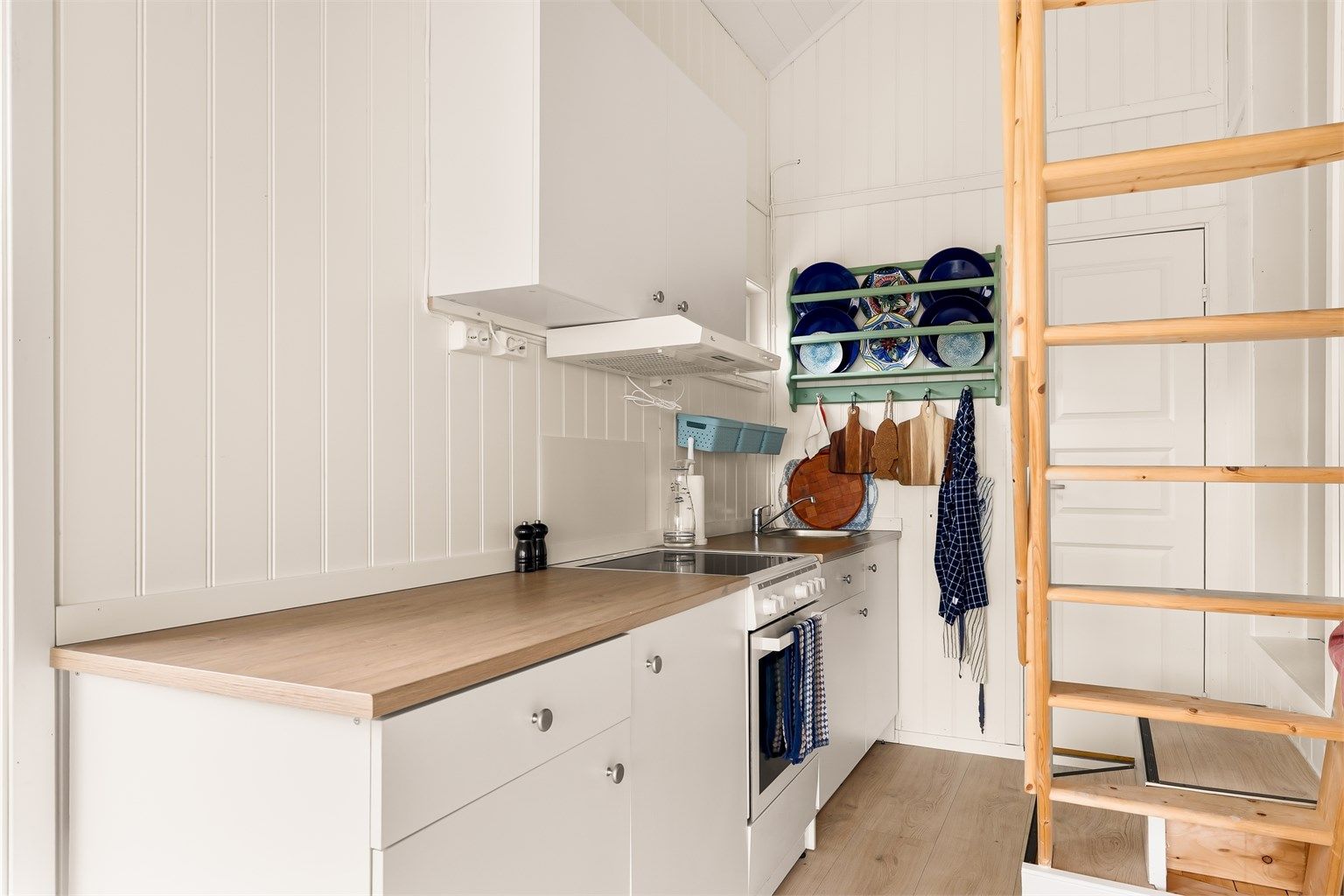 Gjennomført og behagelig inntrykk. Trappen opp til hemsen er foreløpig ubehandlet.