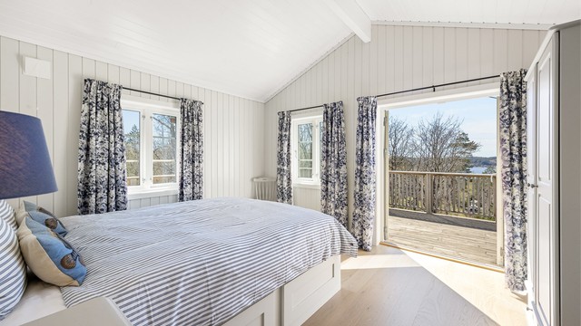 Hovedsoverommet i tilbygget fra 2021 har direkte utgang til terrassen og en flott utsikt å våkne til.