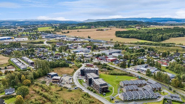 Fine turmuligheter i umiddelbar nærhet. Handelsparken med blant annet Ikea og Olrud med Obs, apotek, frisør m.m. i nærområdet.