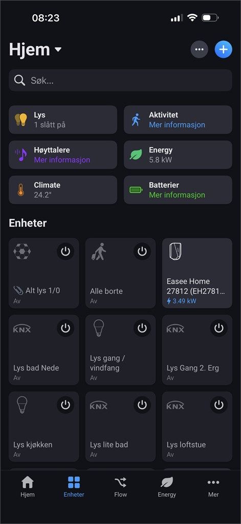 Boligen har smartstyring av varme og lys. Her er skjermbilde av appen som kan benyttes