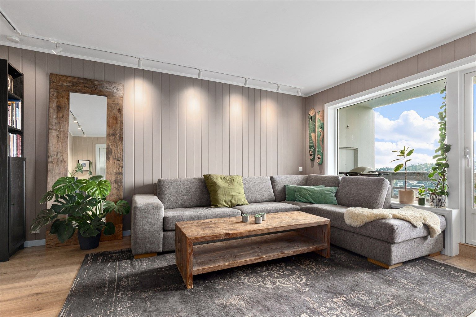 Stuen er malt opp i delikate farger og har god plass til sofaløsning med tilhørende møblementer 