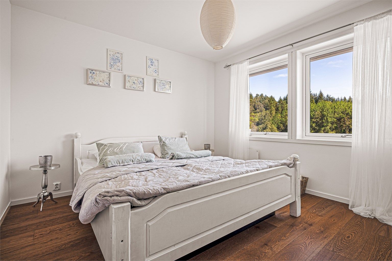 Soverom i første etasje. Lyst og med god plass til dobbeltseng. 