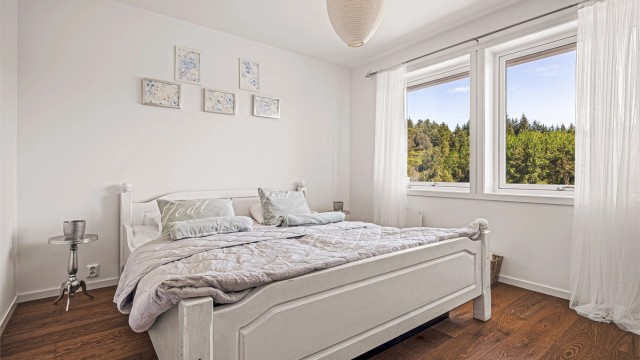 Soverom i første etasje. Lyst og med god plass til dobbeltseng.
