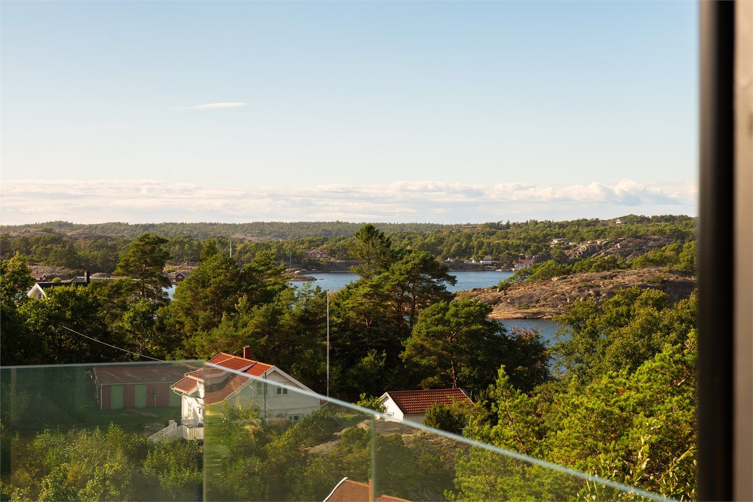 Nyt altanens utsikt. I vest sees den store Kjerringholmen, med Løperen og Asmaløy i bakgrunnen.